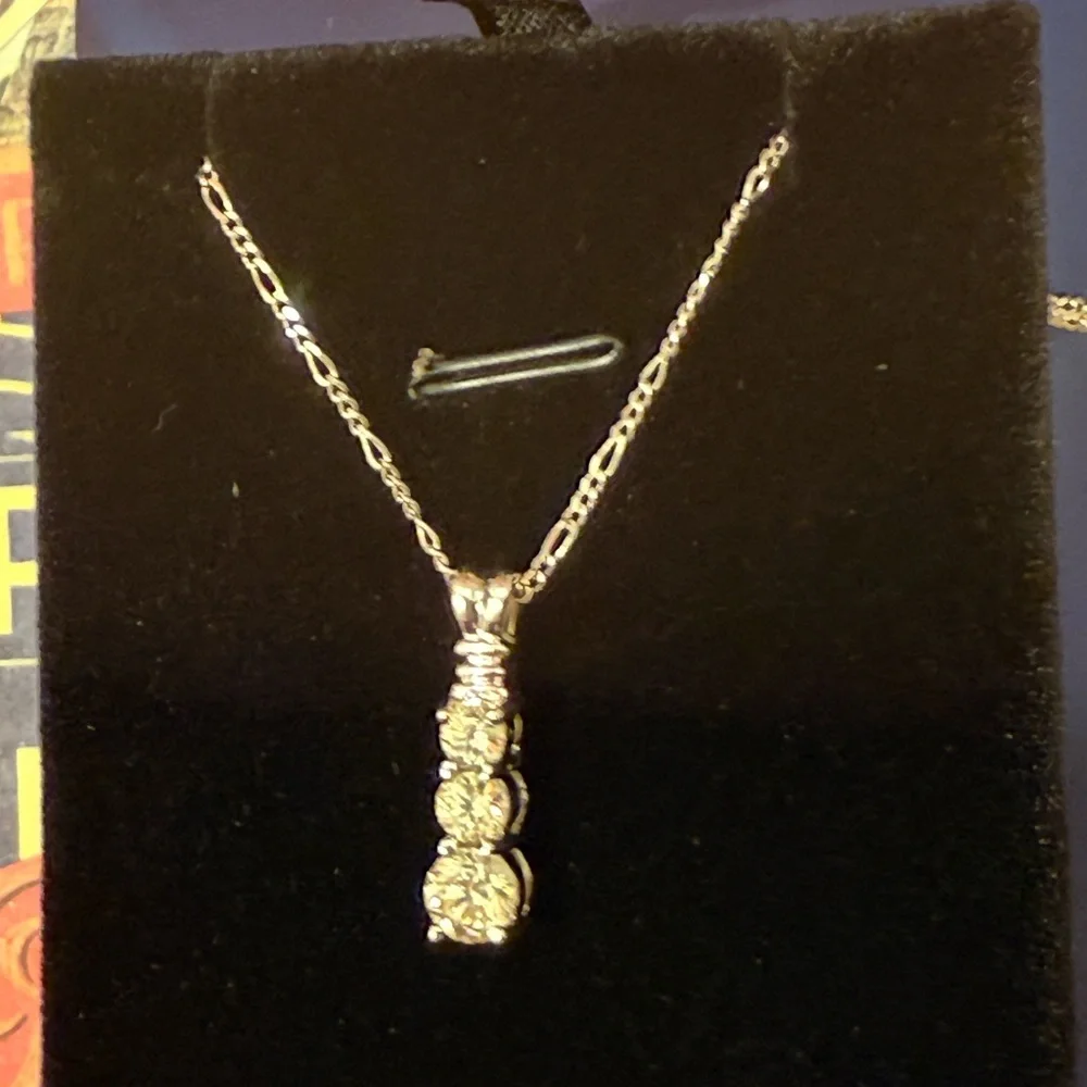 Elegant White Gold and 1ctw of Natural Diamond Pendant Necklace - Picture 7 of 10